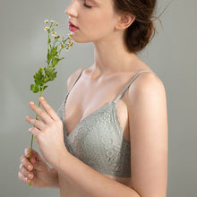 Load image into Gallery viewer, 2021 New Triangle Cup Girls No Steel Ring Underwear French Lace Floral Push Up Bra Sexy Women&#39;s Seamless Bra Summer Thin