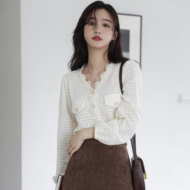 2021 Women Spring and Autumn New French retro V-neck Hollow Lace Shirt Female Design Sense Niche Puff Sleeve Blouse