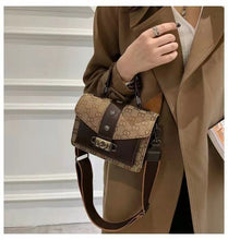 Load image into Gallery viewer, 2021 new single shoulder messenger portable lady retro fashion luxury small square bag
