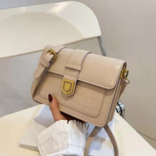 Load image into Gallery viewer, Bolsa com aba pequena em couro, com estampa de pedra, bolsa de ombro crossbody feminina, moda feminina 2022, bolsas de mão e bol