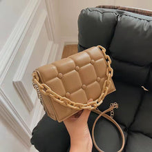 Load image into Gallery viewer, Bolsa feminina de ombro com corrente, bolsa para mulheres nova, luxuosa, sacola de rebite, de couro, para viagem