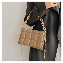 Load image into Gallery viewer, Bolsa feminina de ombro com corrente, bolsa para mulheres nova, luxuosa, sacola de rebite, de couro, para viagem