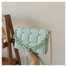 Load image into Gallery viewer, Bolsa feminina de ombro com corrente, bolsa para mulheres nova, luxuosa, sacola de rebite, de couro, para viagem