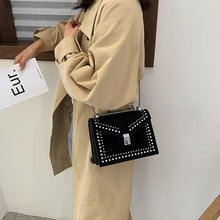 Load image into Gallery viewer, Bolsa feminina de ombro com rebites em couro, pequena bolsa transversal de ombro, com corrente, para mulheres 2021