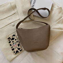 Load image into Gallery viewer, Cor sólida couro pequena balde crossbody sacos para as mulheres retro designer sacos de ombro 2022 inverno bolsas viagem luxo fe