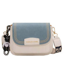 Load image into Gallery viewer, Mini bolsa transversal de couro feminina, bolsa retrô com pingente de urso para mulheres 2022