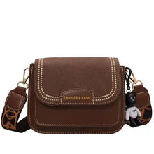 Load image into Gallery viewer, Mini bolsa transversal de couro feminina, bolsa retrô com pingente de urso para mulheres 2022