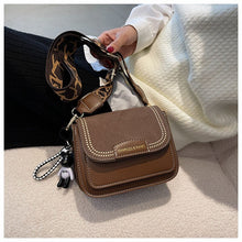 Load image into Gallery viewer, Mini bolsa transversal de couro feminina, bolsa retrô com pingente de urso para mulheres 2022