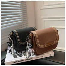 Load image into Gallery viewer, Mini bolsa transversal de couro feminina, bolsa retrô com pingente de urso para mulheres 2022