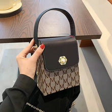 Load image into Gallery viewer, Retro caixa designer pequeno totes carta couro do plutônio sacos crossbody para as mulheres 2022 clássico feminino corrente bols